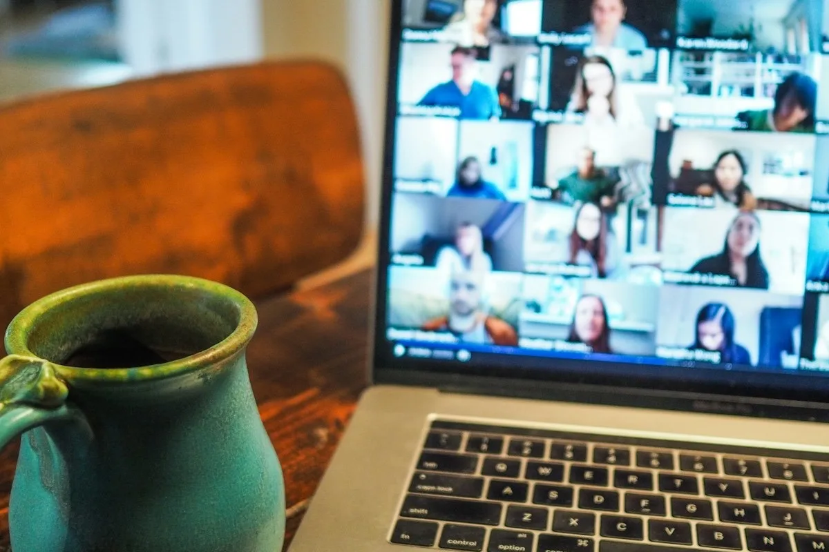 Videokonferenz auf einem Laptop – kostenlose Live-Demo