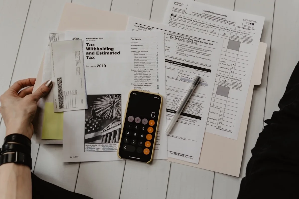 Taschenrechner und Unterlagen auf einem Schreibtisch – transparente Kosten
