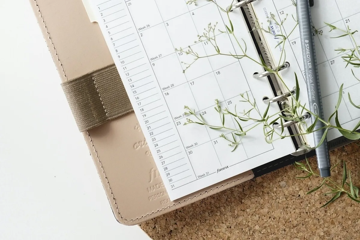 Stift auf einem Kalender – Vertragslaufzeit und Kündigungsfrist